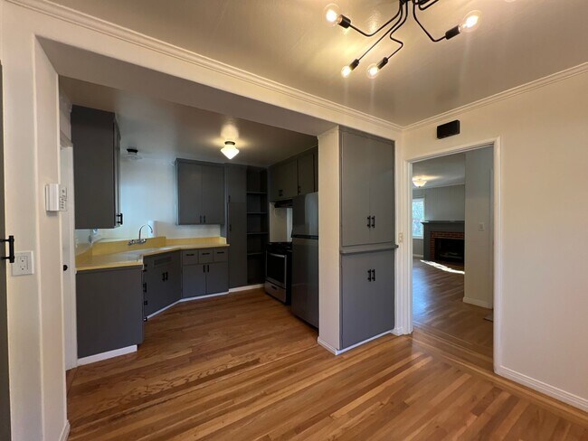 Building Photo - 2 Bedroom/1 Bath Available in Oakland!