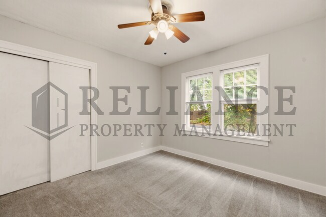 Building Photo - 703 S Grove Dr