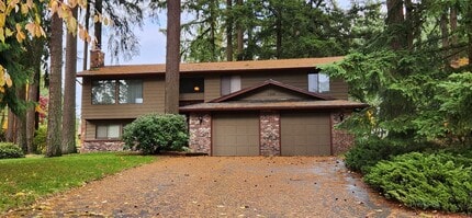 Building Photo - LYNNWOOD Spacious 3 bdrm + Den & Family Room Home