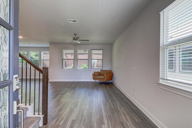 Building Photo - 15610 Ellinger Dr