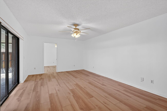 Building Photo - 3004 SE Round Table Dr