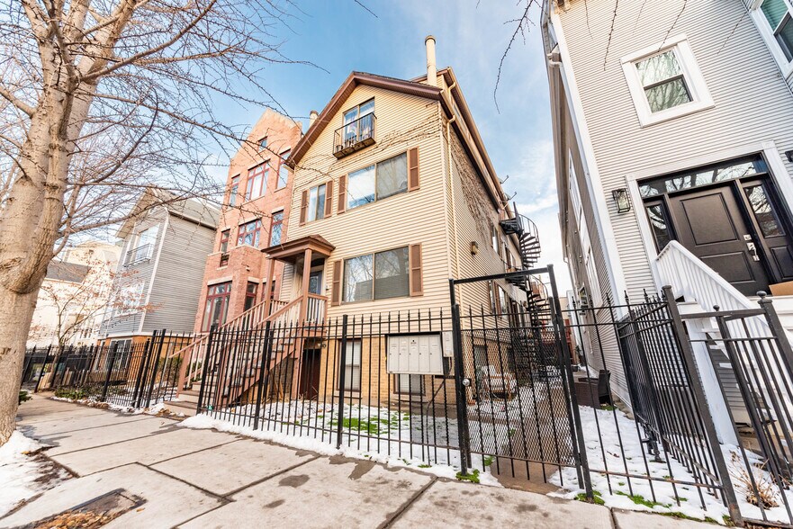 Building Photo - 2643 N Southport Ave