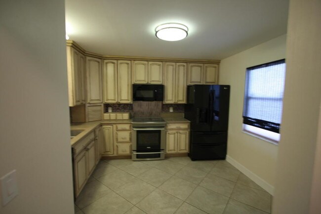 Building Photo - 1303 Lakeview Dr E