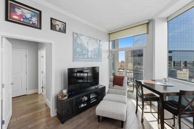 Building Photo - 500 Throckmorton St