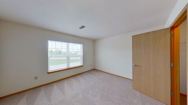 Building Photo - Condo Style Upper 2 Bedroom 1 Bathroom Apartment