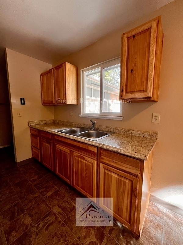 Building Photo - 1854 Saratoga Dr