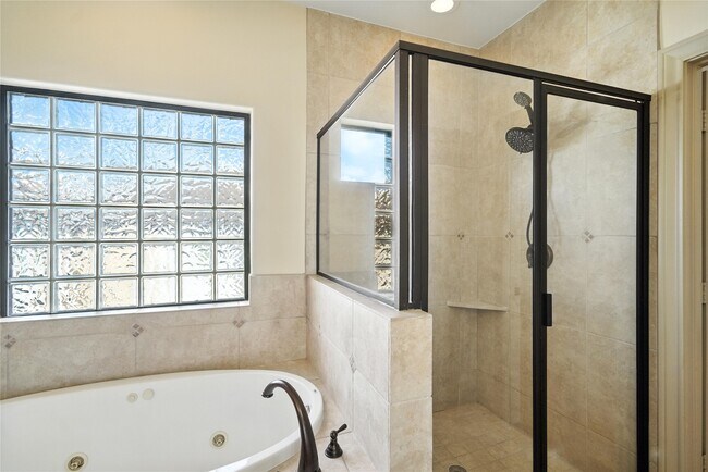 Building Photo - 2318 Camden Dr
