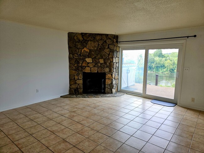 Building Photo - 637 Battery Pl