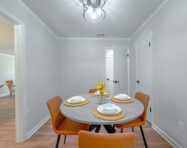 Building Photo - 703 3rd St NE