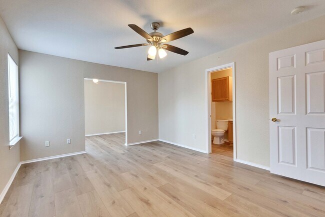 Building Photo - Great townhome in Pflugerville!