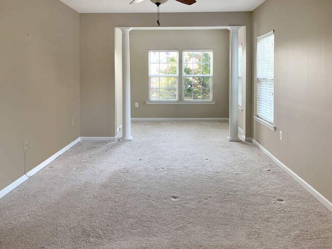 Building Photo - Beautiful & Spacious 2 Bedroom, 2 Bathroom...