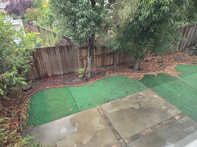 Building Photo - East Roseville - 3 Bdrm, 2 Bath located in...