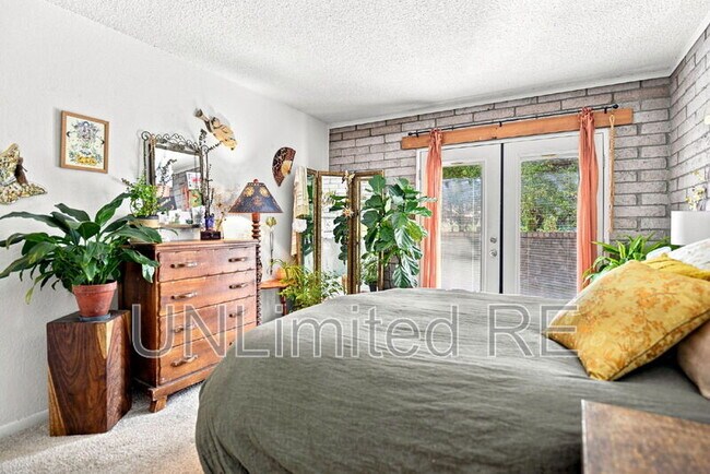 Building Photo - 1811 N Meadow Lark Dr