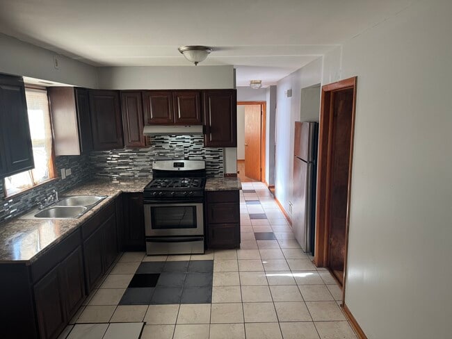 Building Photo - 9855 S California Ave