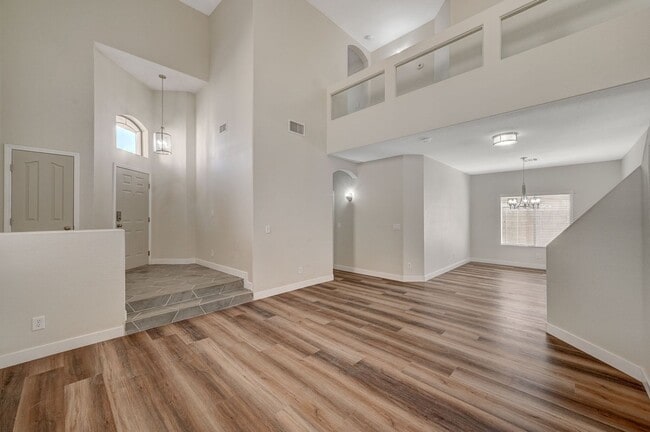 Building Photo - Gorgeous 5 Bedroom 3 Car Garage Home in th...