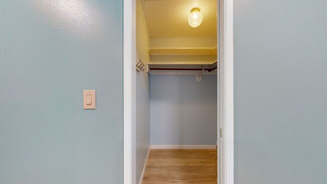 Building Photo - Rumble1617/1619