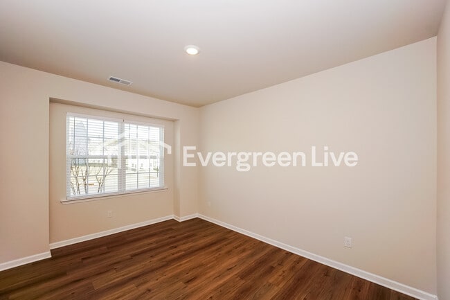 Building Photo - 6466 Fairfax Ct