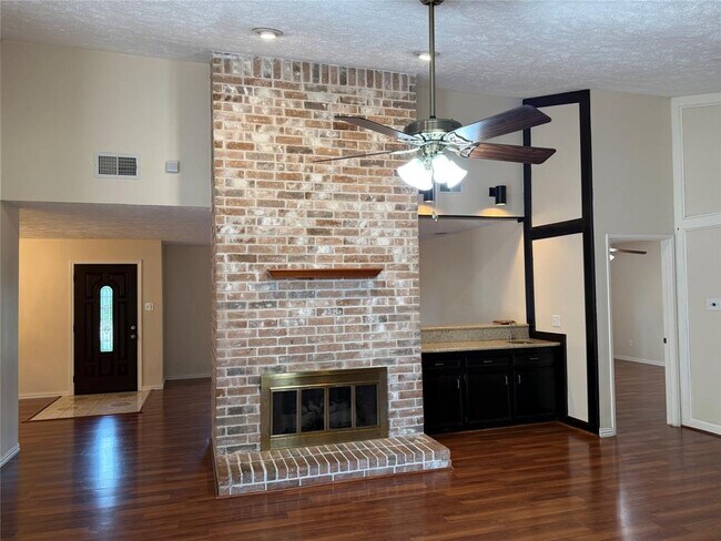 Building Photo - 3031 Green Fields Dr