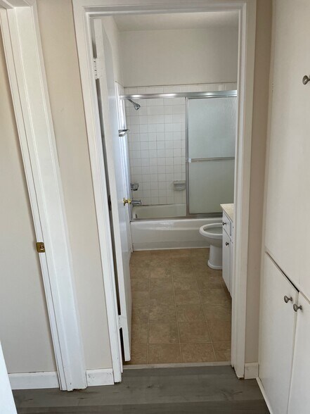 Full Bath - 10729 New Haven St