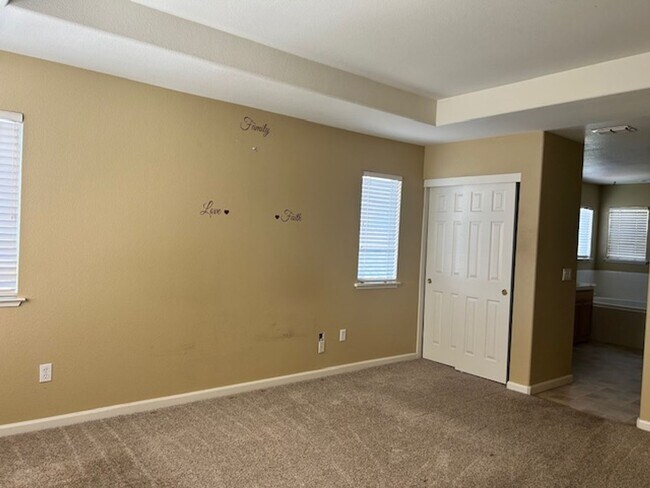 Building Photo - Spacious 4 bedroom, 2.5 Bathroom Available...