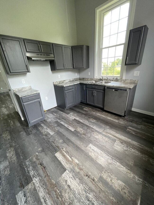 Building Photo - Single Family Home 2 Bedrooms 1 Bath with ...