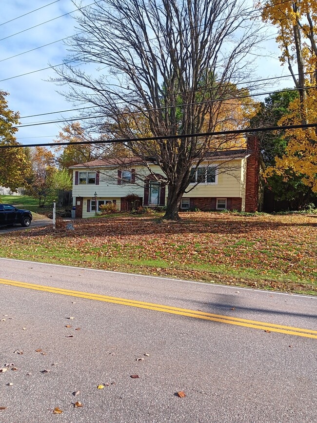 Building Photo - 2479 Malletts Bay Ave