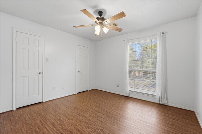 Building Photo - 3823 Village Oaks Dr