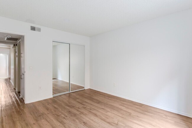 Building Photo - Chatsworth Rent This Now