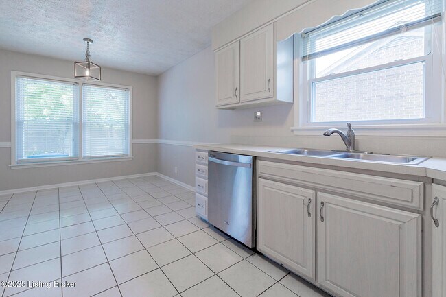 Building Photo - 2901 Creekside Dr