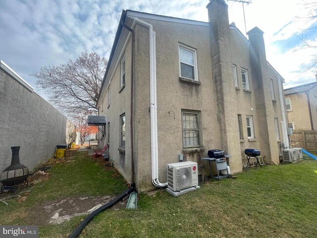 Building Photo - 233 Roesch Ave