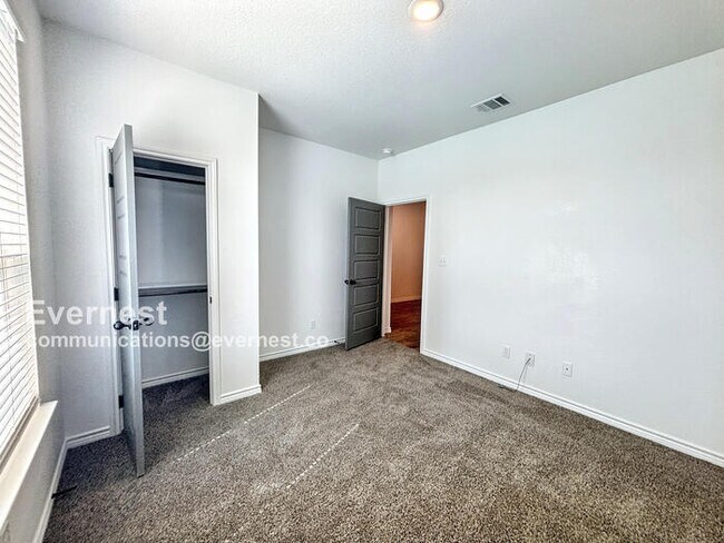 Building Photo - Limited Time Special Offer / 3 Bed, 2 Bath Home with Fenced Yard & Garage / Pet-Friendly / Availa...