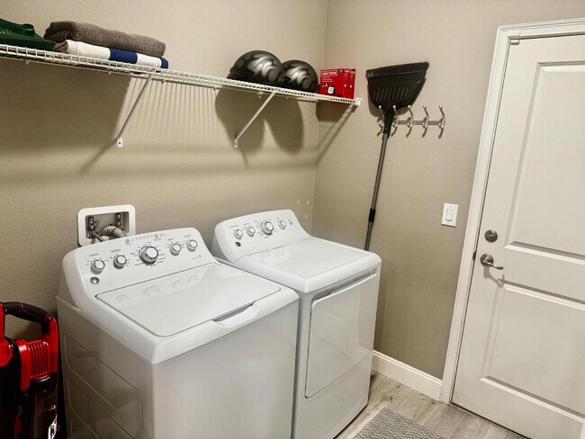Building Photo - "Charming 2-Bedroom Brooksville Retreat with Stylish Granite Touches – 1983 Sq. Ft. of Comfort!" ...