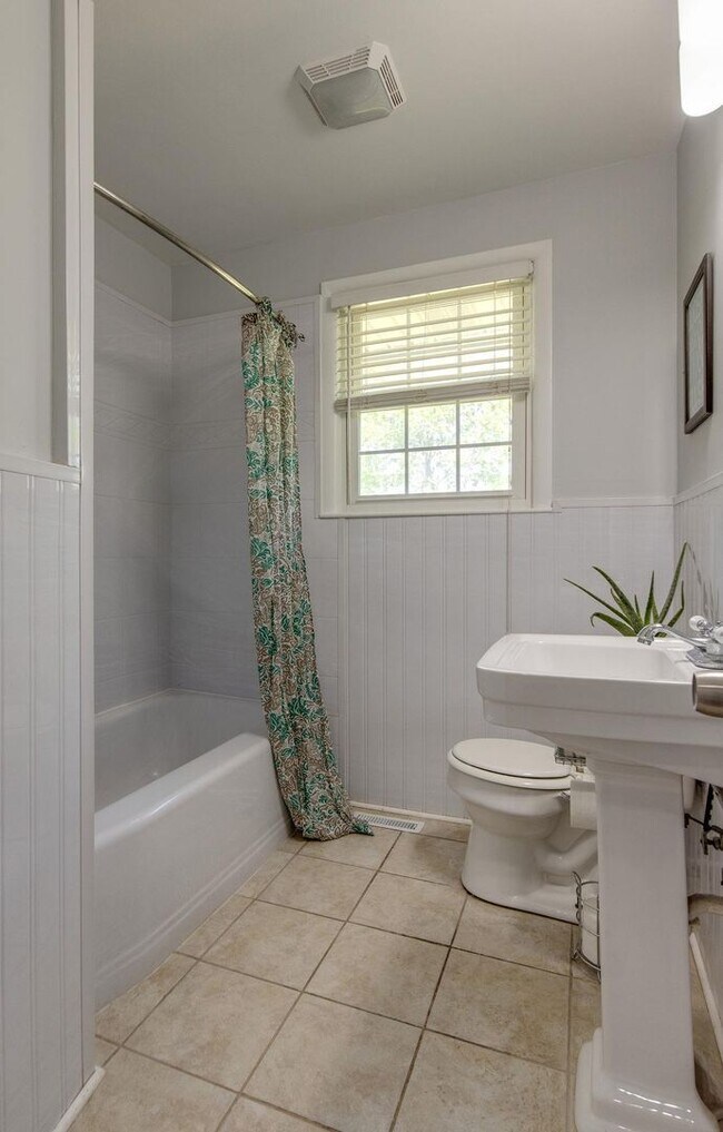 Building Photo - $2500/mo A newly remodeled 3 bedroom 2.5 B...