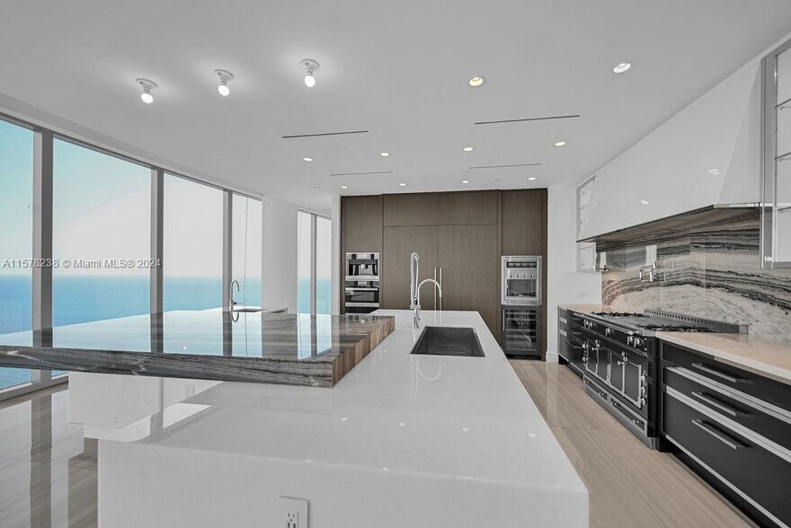 Building Photo - 17901 Collins Ave