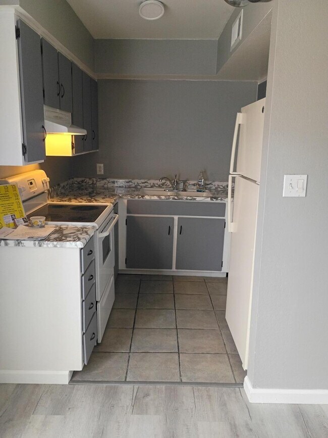 Building Photo - 2694 E Oakleaf Dr