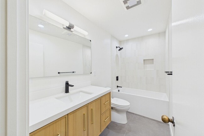 Building Photo - Quiet, light-filled 2BR condo with a private south-facing deck,