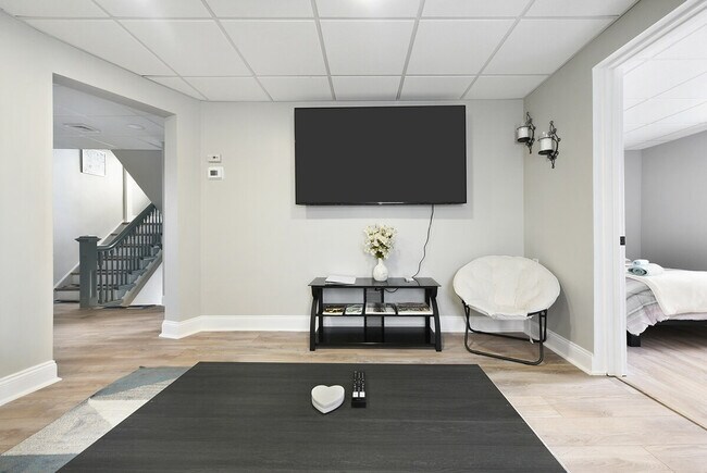 Building Photo - 444 Oneida St