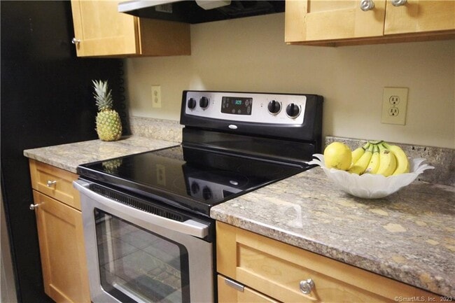 Building Photo - 14 Newtown Rd