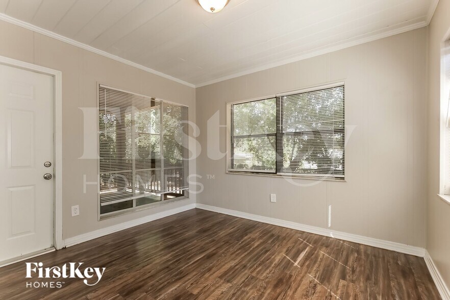 Building Photo - 3408 E Knollwood St