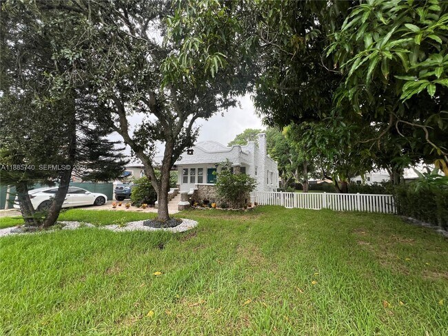 Building Photo - 130 SW 1st Ave