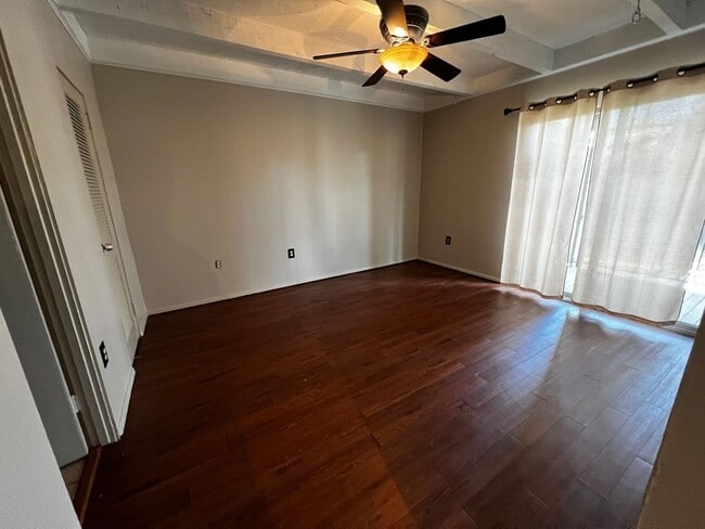 Building Photo - Two Bedroom , Two Bathroom