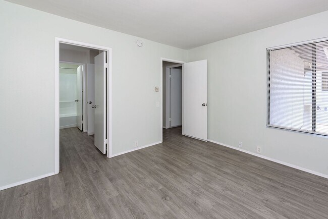 Building Photo - Amazing, Quiet University City Condo For Rent