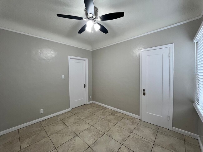 Building Photo - LARGE UPSTAIRS 2 BEDROOM 1 BATH, BUILDING ...