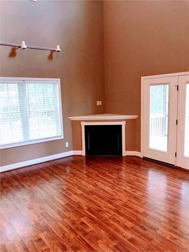 Building Photo - Townhouse in Forest