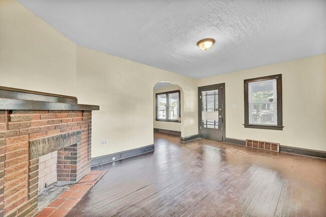 Building Photo - 1148 La Croix Ave