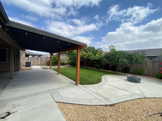 Building Photo - Tulare home coming soon!