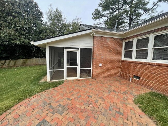 Building Photo - 717 Glen Eden Dr