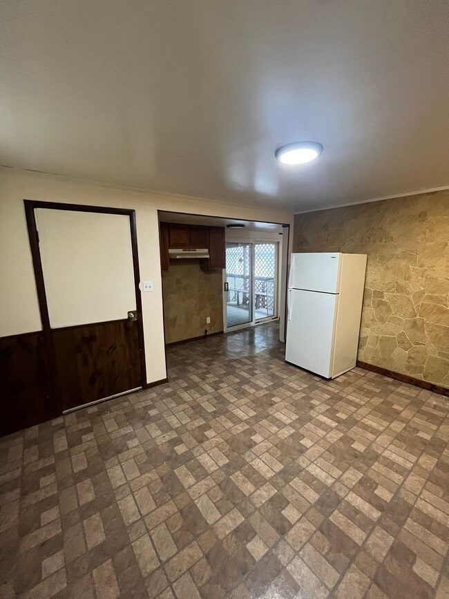 Building Photo - Section 8 Accepted, Charming 2BR 1 BA Home...