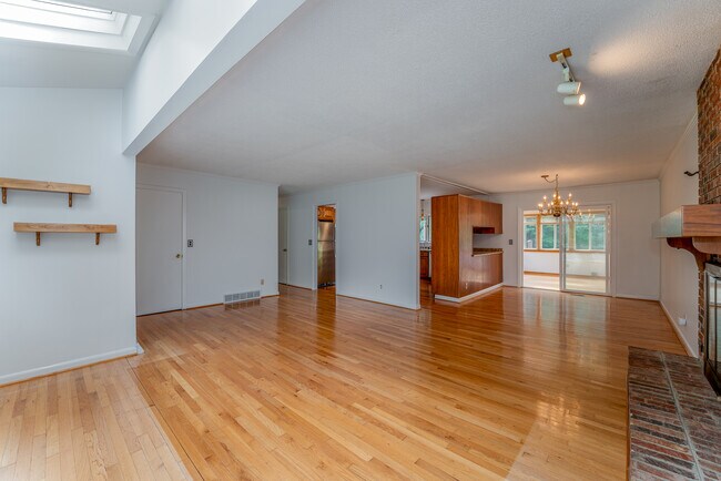 Building Photo - 493 Kings Creek Rd