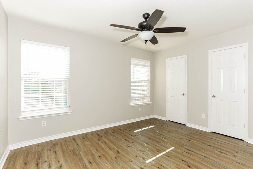 Building Photo - 7953 Meadow Spring Ln